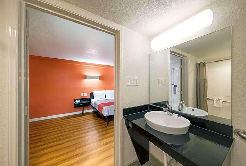 Motel 6-Dallas, TX - Farmers Branch