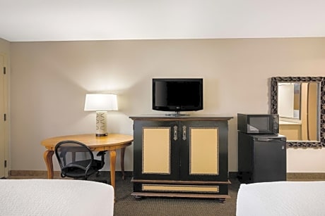 2 Queen Beds NSMK Exterior Entrance Lounge Chair Microwave Fridge Pet Friendly Room Full Breakfast