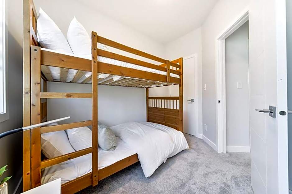 Modern Nordic Escape, 3BR Near WEM & DT, AirCon & Fireplace, Wifi, Sleeps 6!