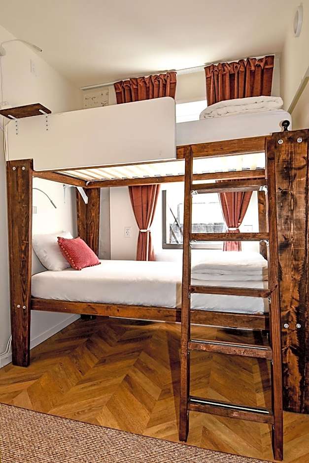 Highroad Hostel DC
