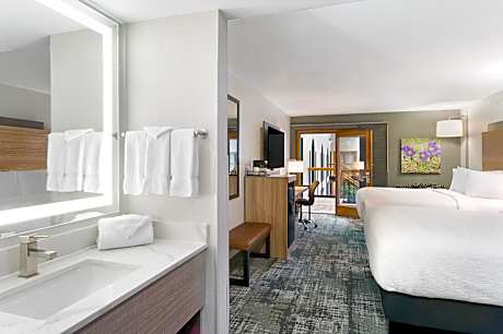Upper Floor Queen Room - Pool Side