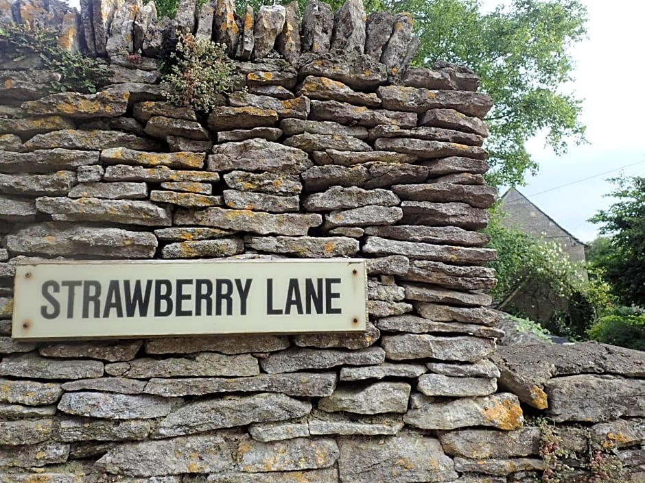 Field End House Strawberry Lane Meysey Hampton