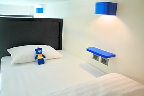 Bed in 6-Bed Mixed Dormitory Room with Shared Bathroom