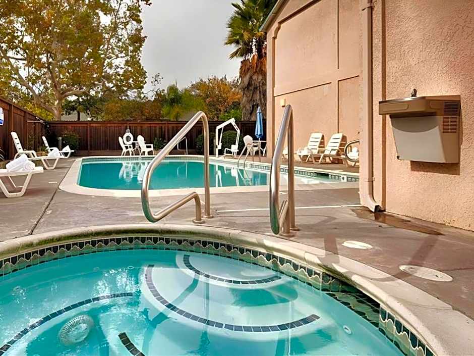Cloverdale Wine Country Inn & Suites