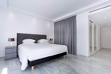 Deluxe Three-Bedroom Apartment with Sea View and Hot Tub