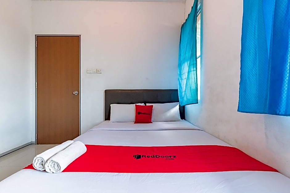 RedDoorz Plus near Kepri Mall