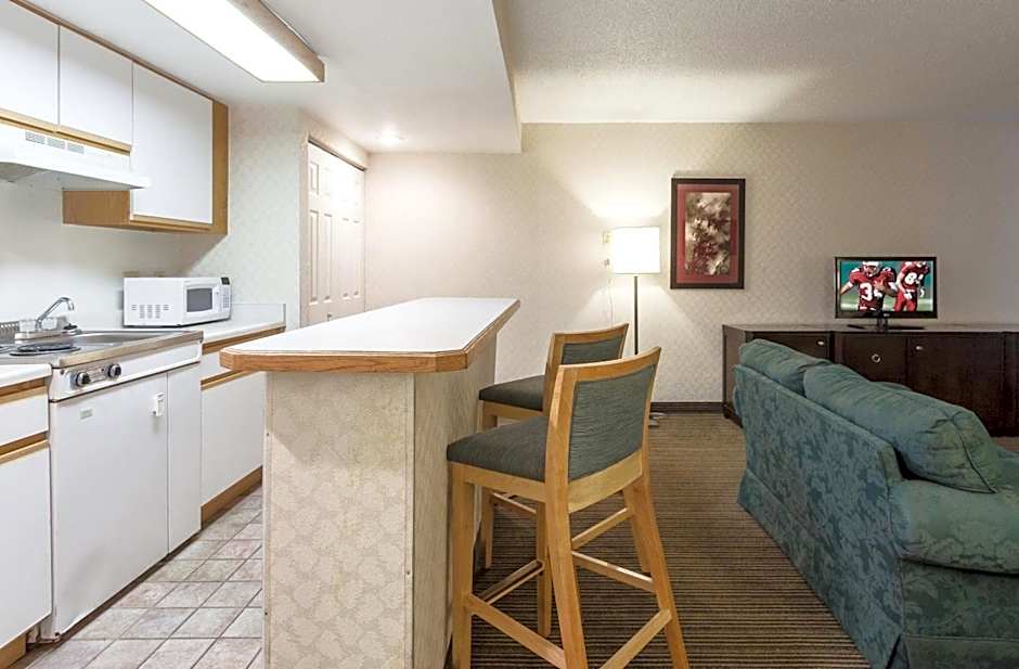 Red Roof Inn & Suites Dekalb