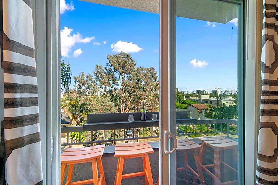 Beverly Hills 2 bed 2 bath Penthouse with Den and Parking 414