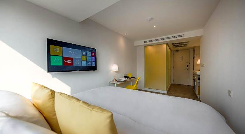 YELLO ROOMS Victory Monument