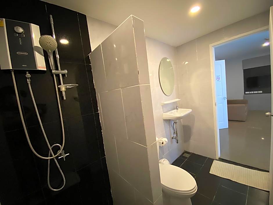 RQ Bangkok Sukhumvit 107 by Collection O