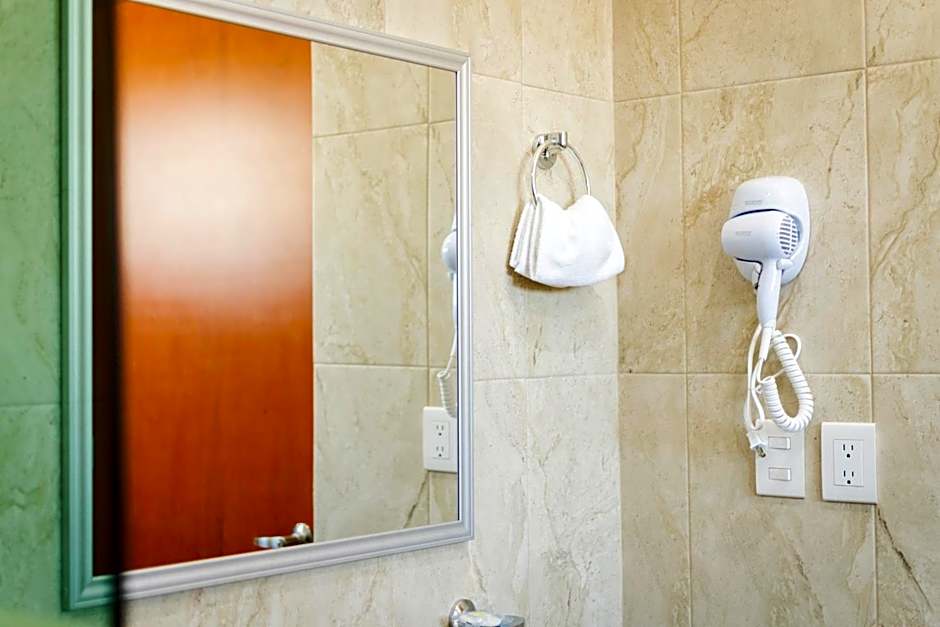 La Lola Hotel & Suites