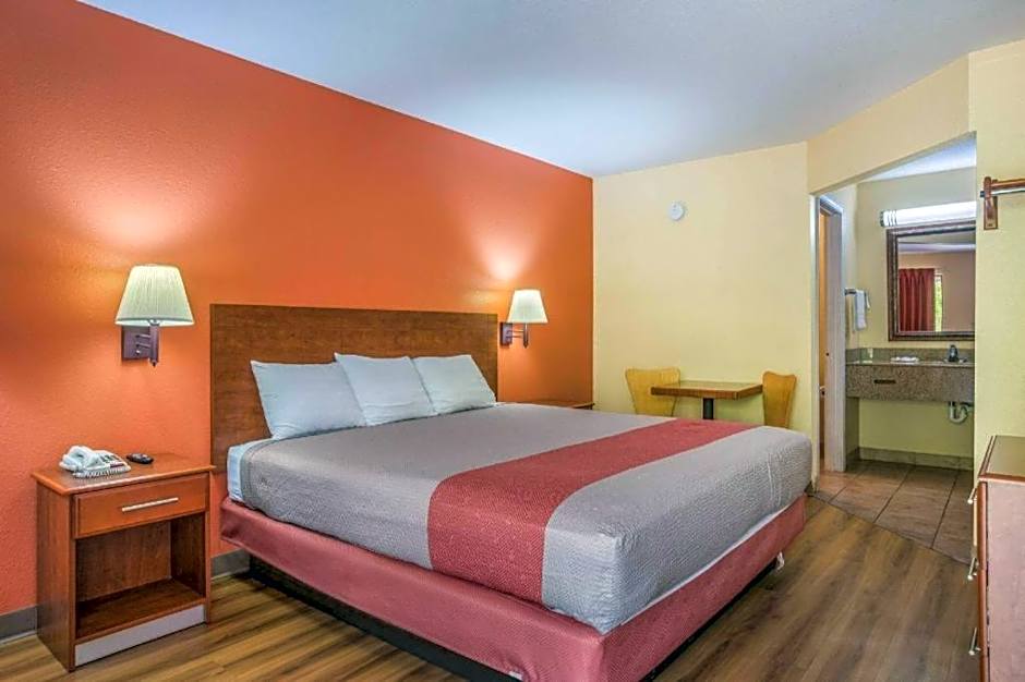 Rodeway Inn & Suites – Macon, GA