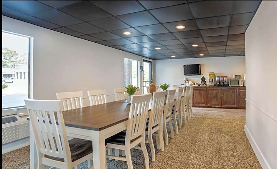 Super 8 by Wyndham Daleville/Fort Novosel