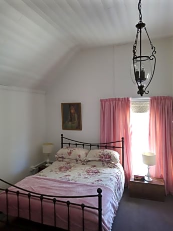 Deluxe Double Room (2 Adults + 1 Child)