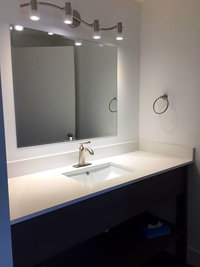 Spinnaker Inn of Naples