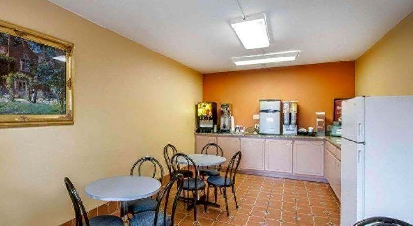 Econo Lodge Inn & Suites Tuscaloosa I-20