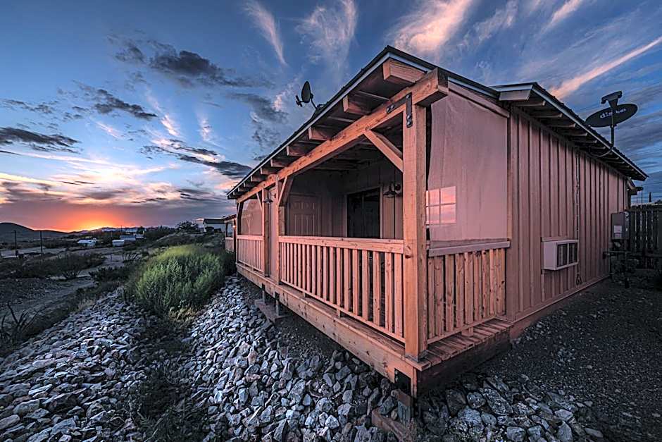 -Pet Friendly- Miners Cabin #5 -Two Double Beds - Private Balcony