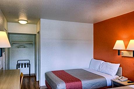 1 Queen Bed | Micfridge