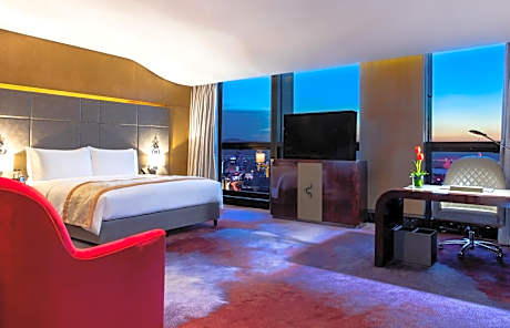 Junior King Suite with City View and Club Access