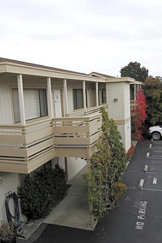 Monterey Fireside Lodge