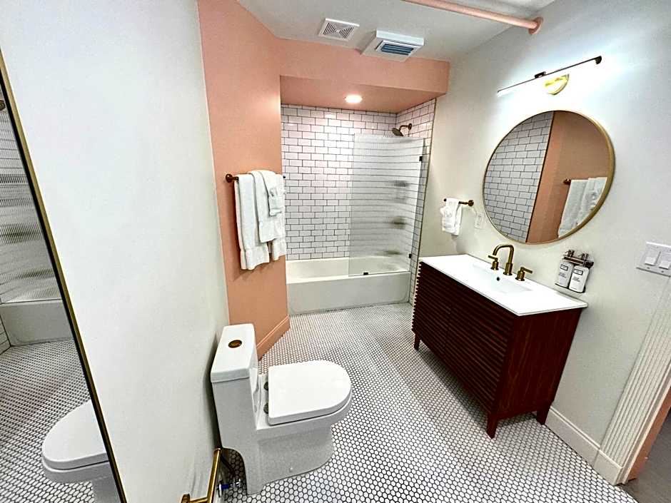 Peninsula Bed & Cocktails