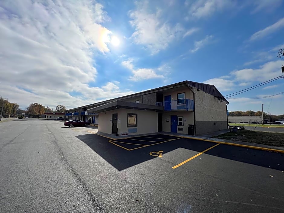 Super 8 by Wyndham Paducah I-24 Exit 4