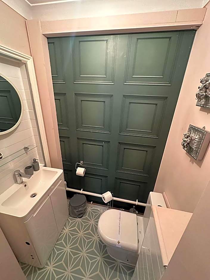 The Cambridge Guest House by Tas