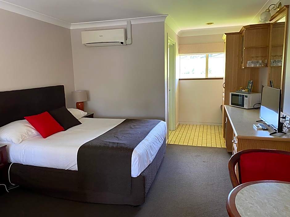 McNevins Warwick Motel