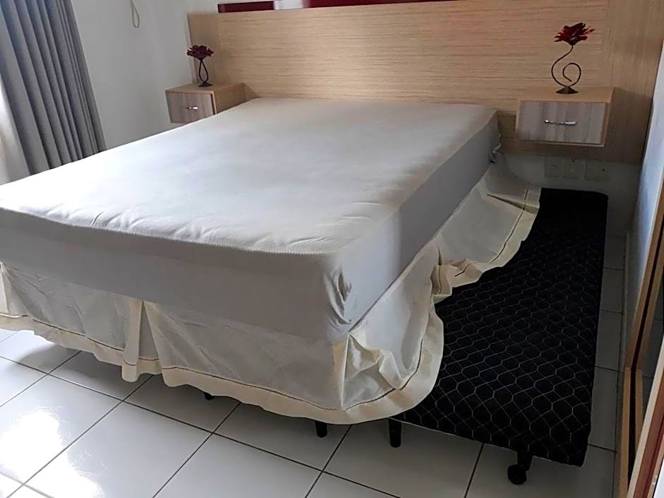 Frente ao Parque da Lagoa Quente Entrada NÃO INCLUSA Aptos Particulares com varanda