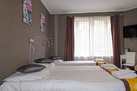 Quadruple Room with Private Bathroom