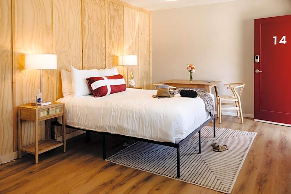 Photo 1 of 4 of Deluxe 1 Queen Bed