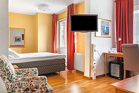 1 Queen Bed Non-Smoking Superior Room Sofabed Wi-Fi Full Breakfast