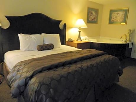 Deluxe King Suite with Whirlpool