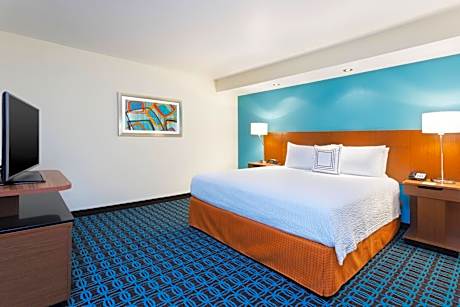King Room with Roll-In Shower - Mobility Accessible