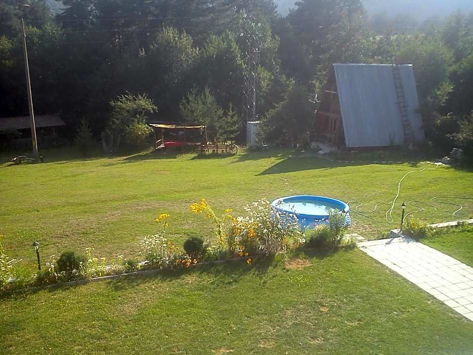 Rusaliite Adventure House