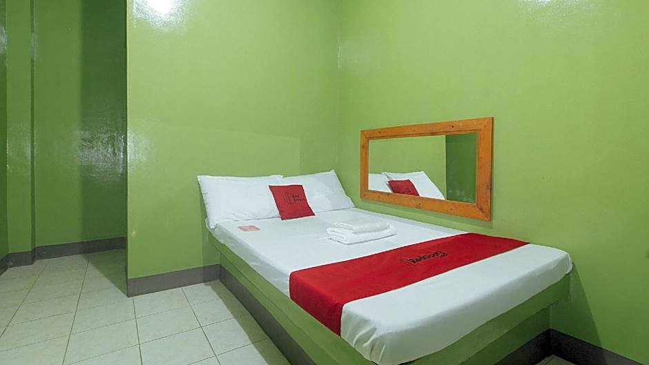 RedDoorz @ Joel's Apartelle