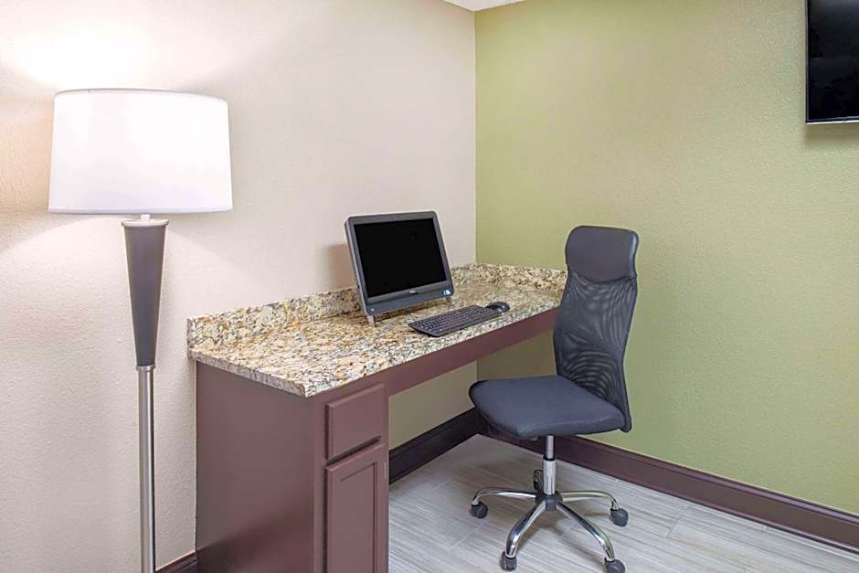 Super 8 by Wyndham Charleston/Sikeston East MO