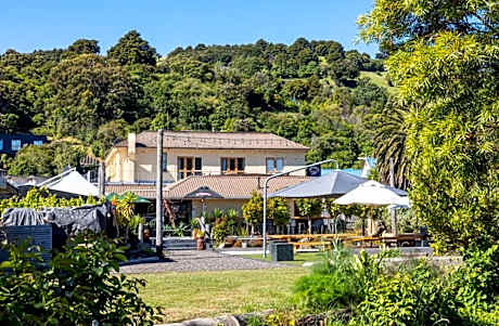 The Grand Hotel & Bar - Akaroa