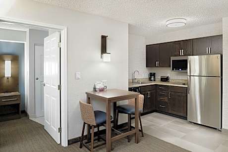 One Bedroom King Couryard, 1 Bedroom 2 room Suite, 1 King, Sofa bed, Courtyard view
