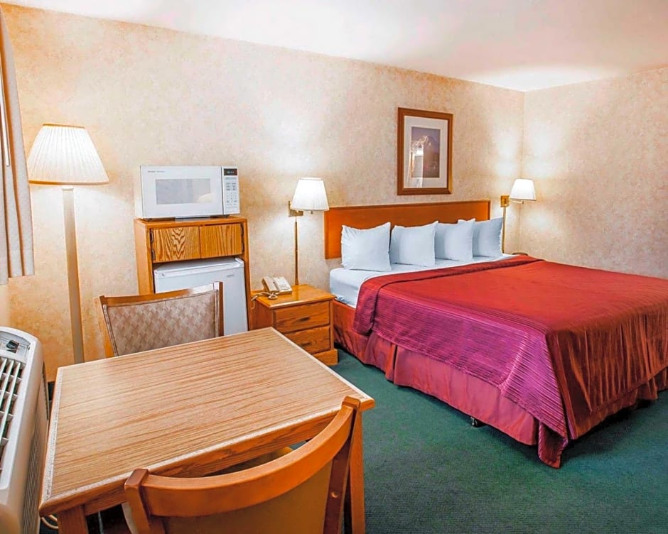 Quality Inn & Suites Bremerton near Naval Shipyard