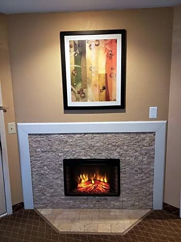 Hawthorn Suites by Wyndham Detroit Warren
