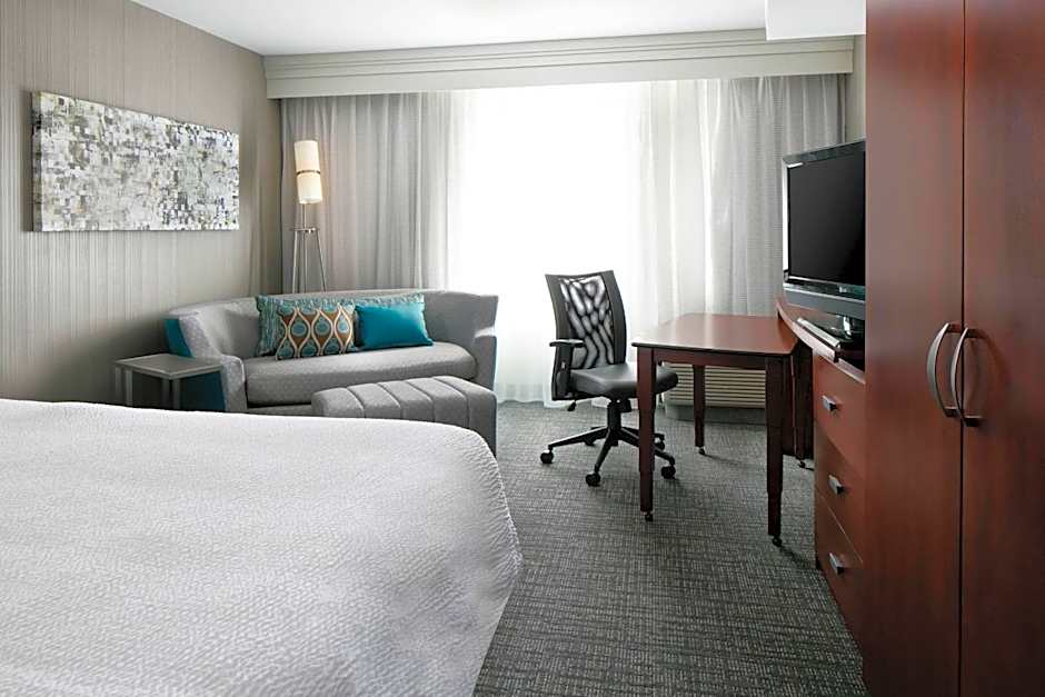Courtyard by Marriott Omaha Aksarben Village