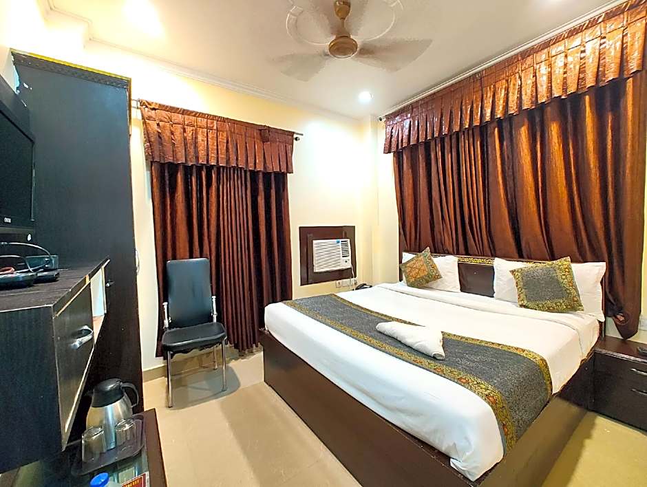 Goroomgo Ashoka Grand Varanasi Indian Only near Railway Station