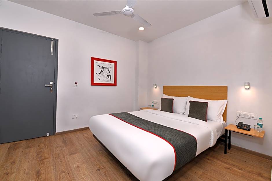 Super Townhouse Function Inn Near Chaudhary Charan Singh International Airport