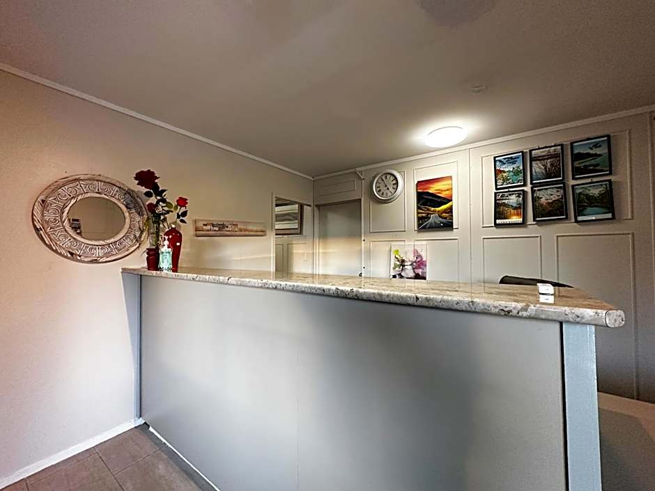 Kingswood Manor Motel