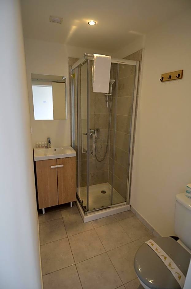 STUDIO CASSIN - next to tramway line 2 near airport