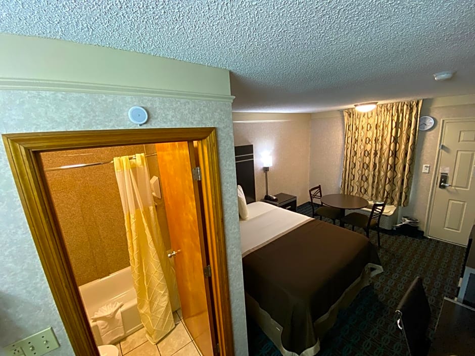 Deluxe Inn - Fayetteville I-95