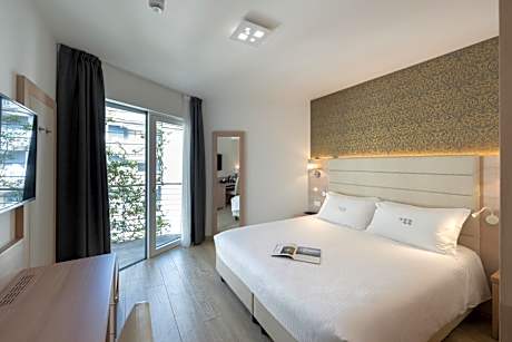 Comfort Double Room with Partial Lake View and Balcony
