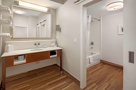 1 King 1 Bedroom Deluxe Suite W/ Kitchen Ns