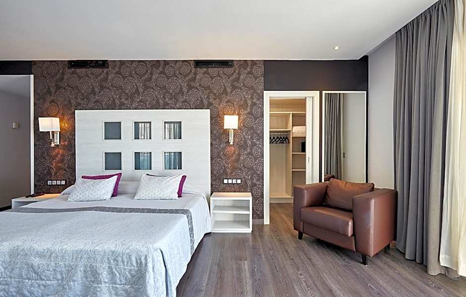 Photo 1 of 7 of Superior Suite, Sea View